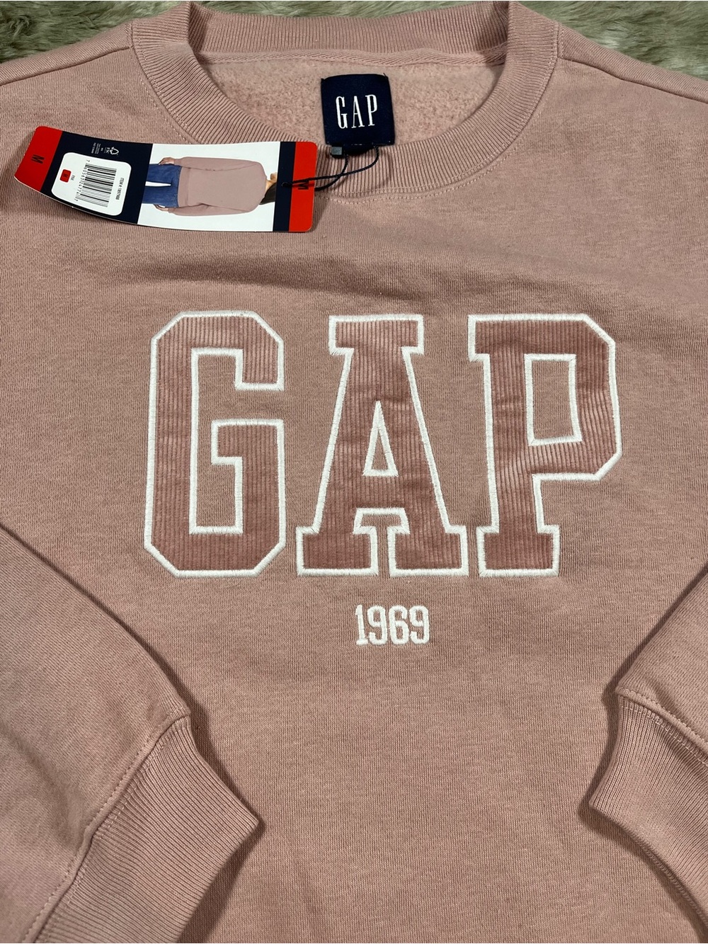GAP Women's Medium Crewneck Sweatshirt in Dusty Rose with Corduroy Logo Fleece
